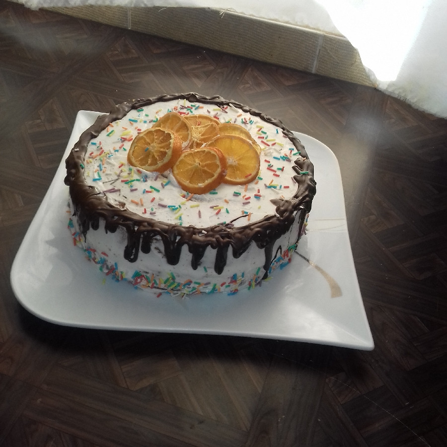 عکس کیک ماست تزیین شده باخامه قنادی و کاکائو ومیوه خشک شده