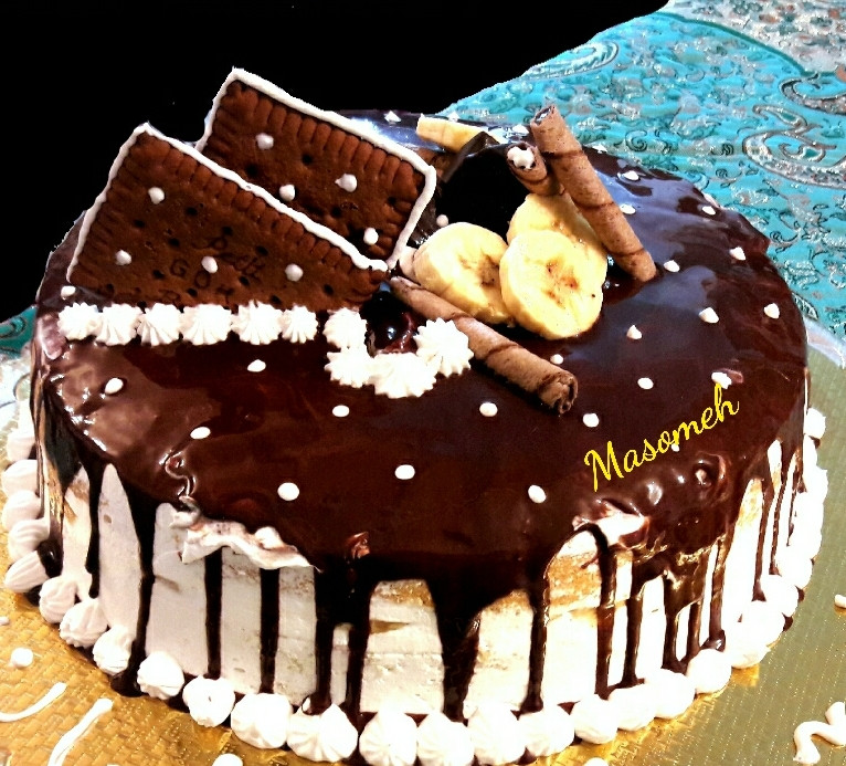کیک اسفنجی با فیلینگ موز و گردو و تزیین شکلات