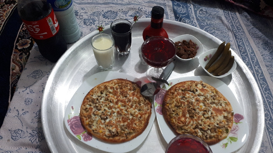 عکس پیتزا قارچ و مرغ با ژله توت فرنگی . لایک و فالو جبران میشه مرسی از دوستای گلم 