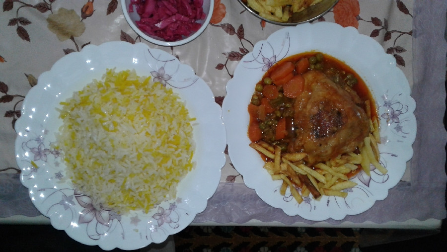 عکس برنج زعفرانی با خوراک مرغ
