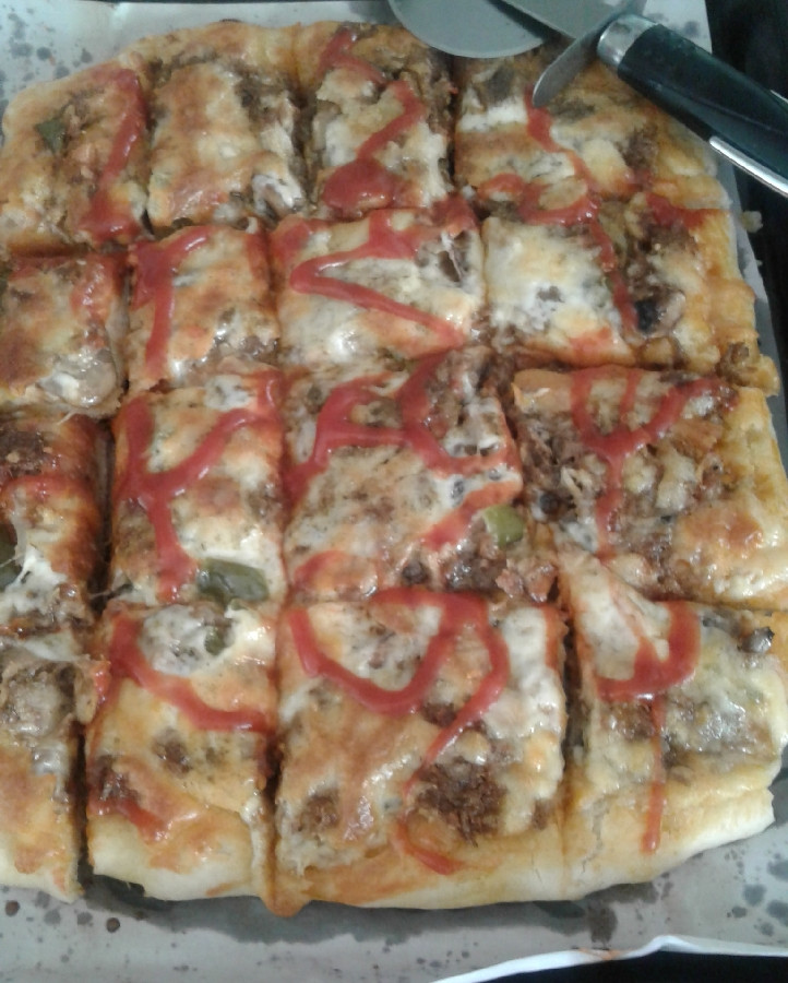 عکس پیتزا قارچ گوشت با خمیر