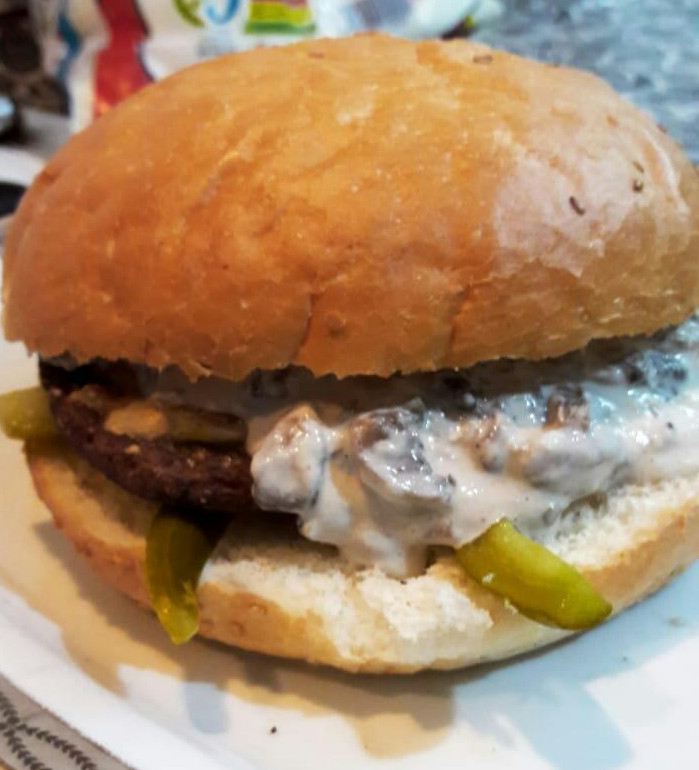 چیز برگر با سس قارچ خیلی خوش طعم و لذیذ شد