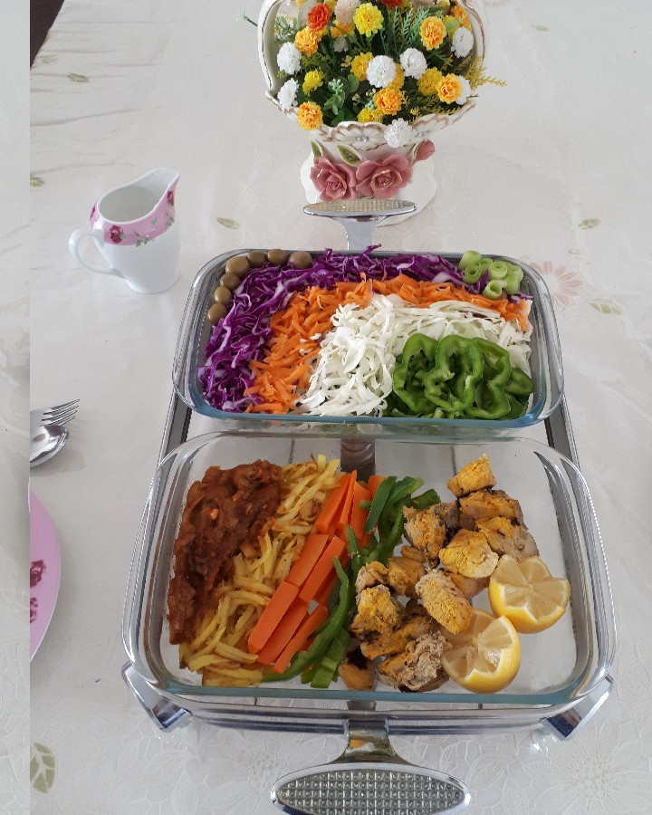 عکس مرغ گریل شده با سبزیجات بخار پز شده