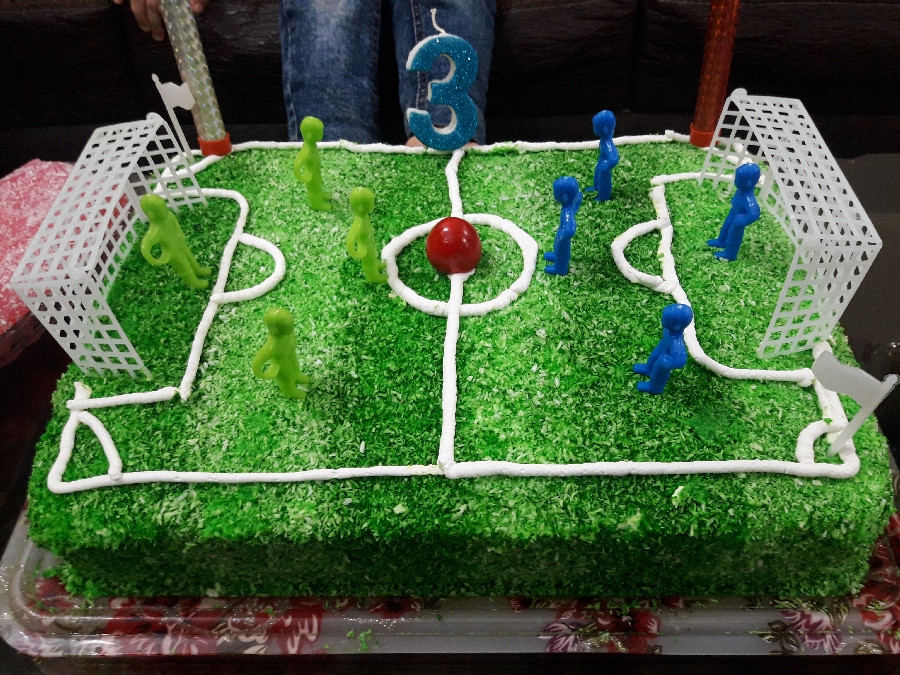 کیک تولد.
پسر گلم ک فوتبال دوس داره براش زمین فوتبال درس کردم