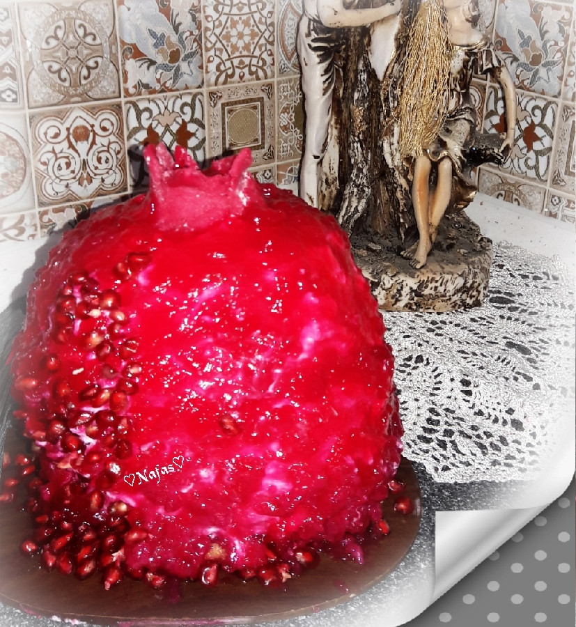 کیک پرتقالی با فیلینگ خامه و روکش بریلو خانگی و فوندانت خانگی برای تاج انار کار یلدا امسالم