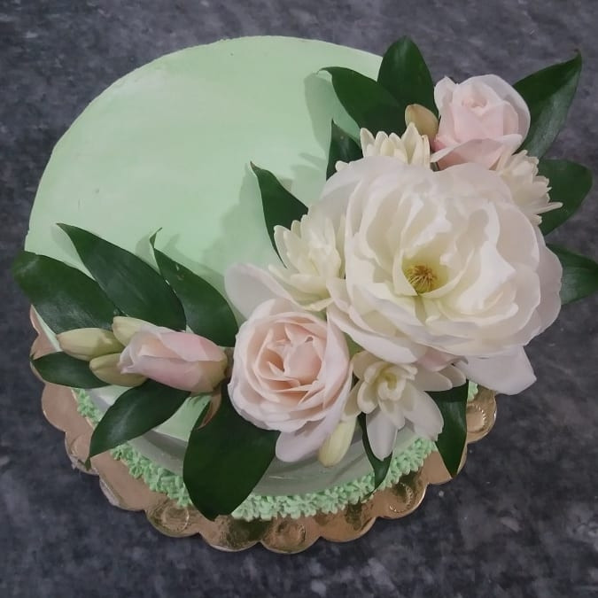 کیک با تزیین گلهای طبیعی سفارشی