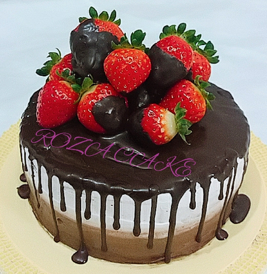 عکس کیک اسفنجی با تزئین خامه شکلاتی وتوت فرنگی 