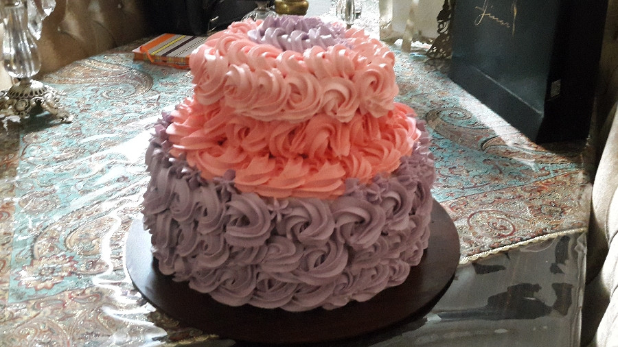 عکس کیک ۲طبقه خامه ای که واسه تولد مامانم درست کردم