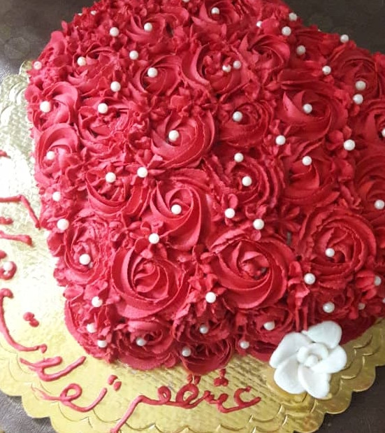 کیک با تزیین گل رز