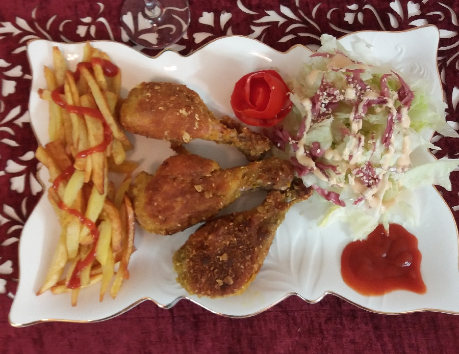 عکس مرغ سوخاری با سالاد و سیب زمینی