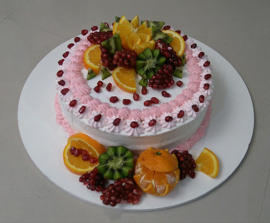 کیک با تزئین میوه...