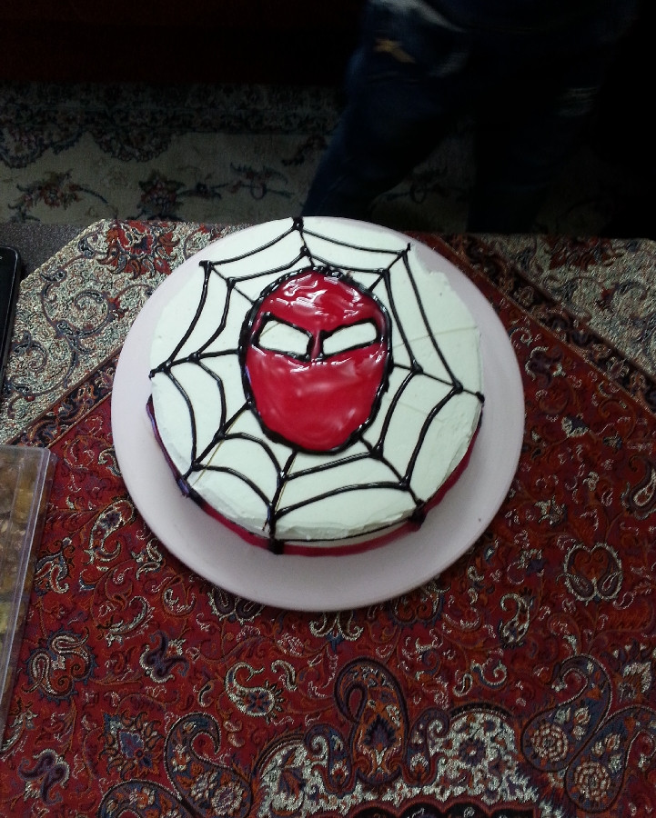 مرد عنکبوتی
اولین تزیین کیک بود که انجام دادم