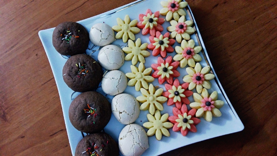 عکس شیرینیهای گل مینا،مرنگ و کوکی اسمارتیزی( من ترافل زدم)