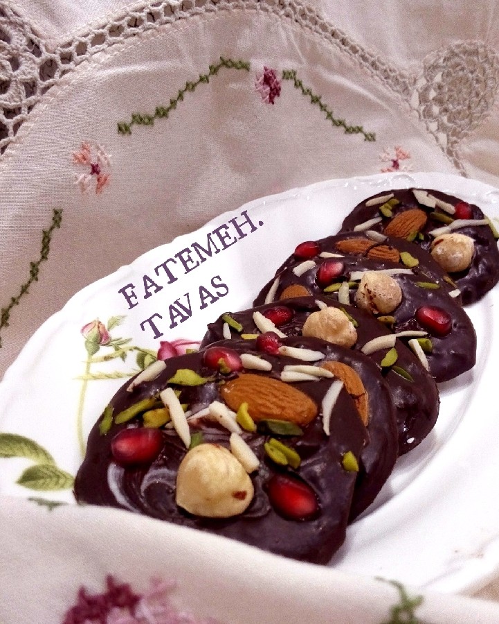 عکس شکلات مغزدار آجیلی