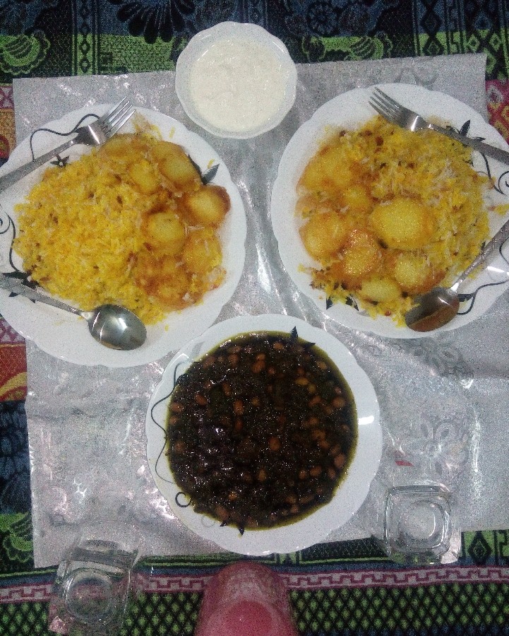 عکس قورمه سبزی با برنج زعفرونی?