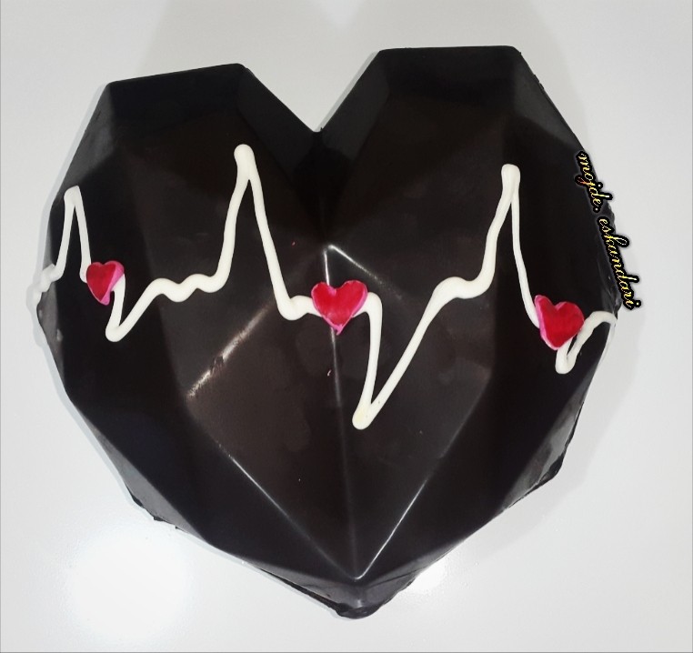 عکس کیک قلب سورپرایز شکلاتی
