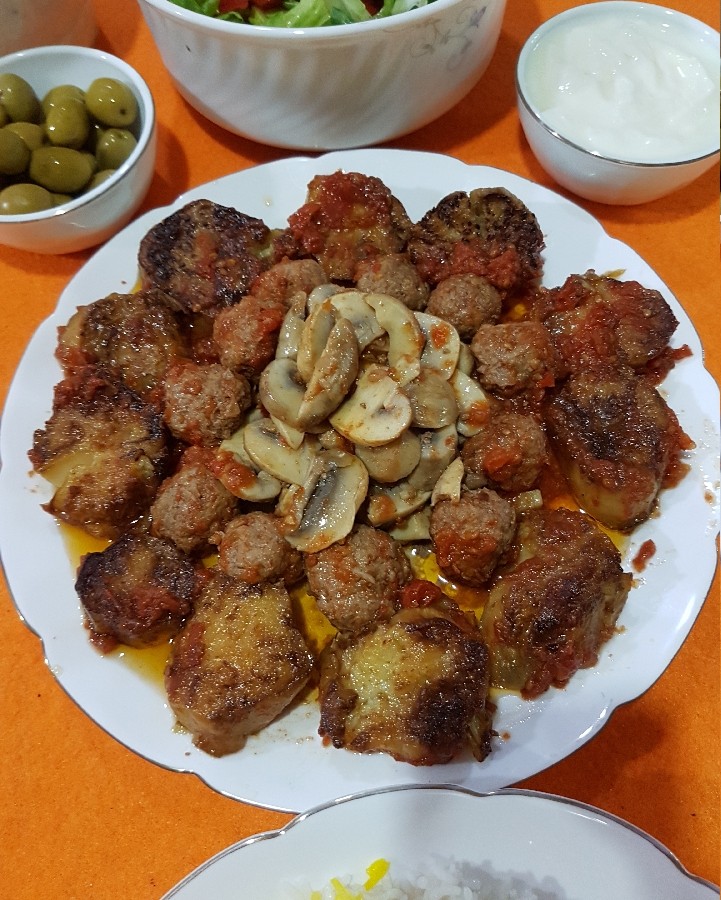 عکس خوراک کوفته ریزه بادورچین بادمجان وقارچ سرخ شده