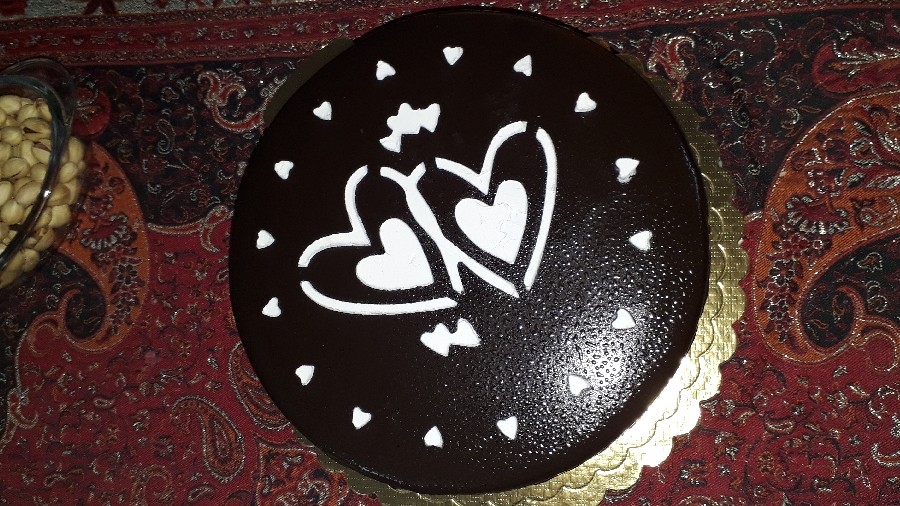 کیک اسفنجی باروکش خامه و شکلات