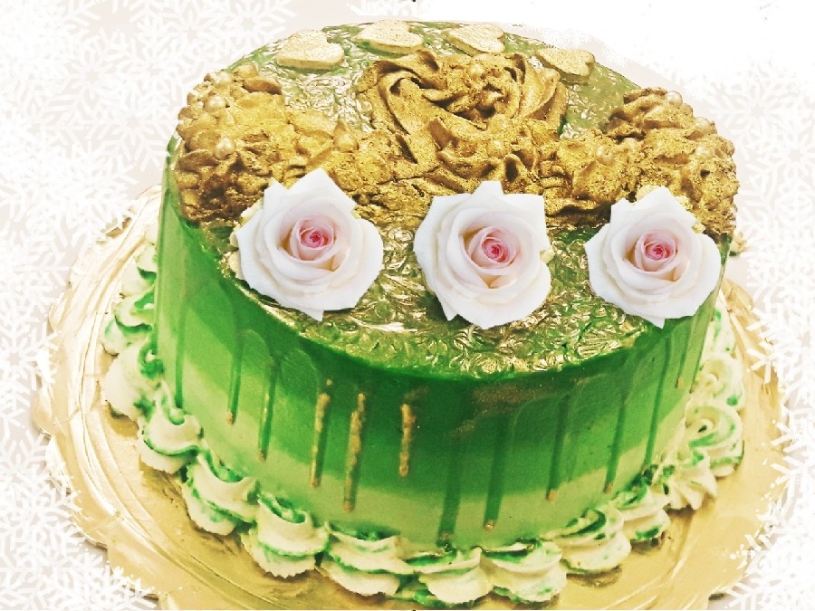عکس کیک  با روکش بریلو و تاج شکلاتی طلایی