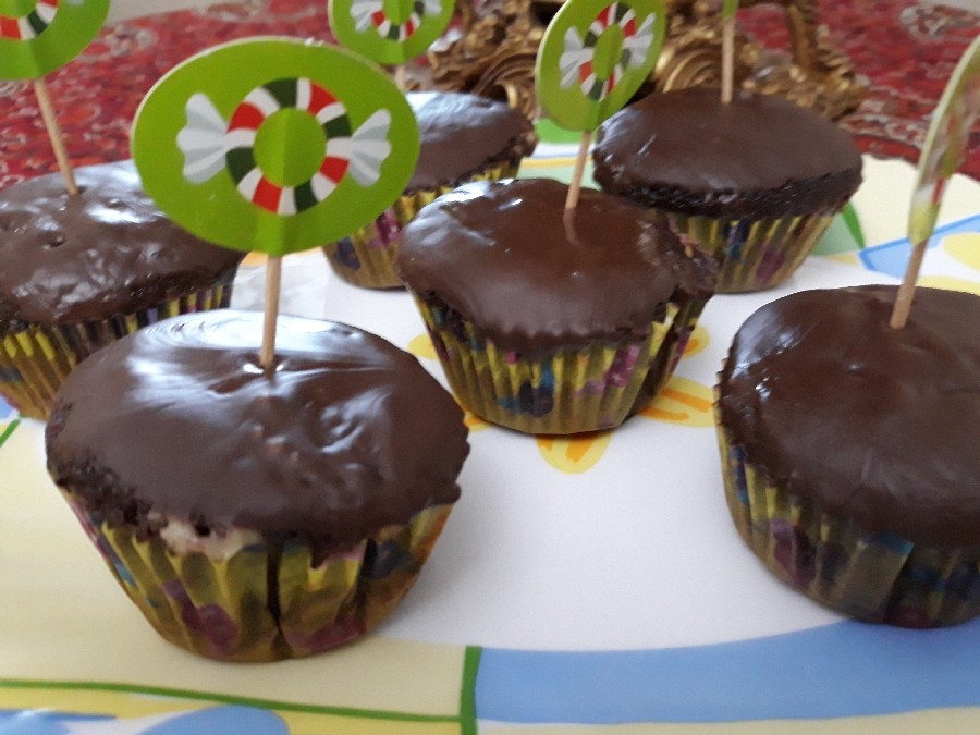 عکس کاپ کیک شکلاتی ووانیلی با روکش شکلات