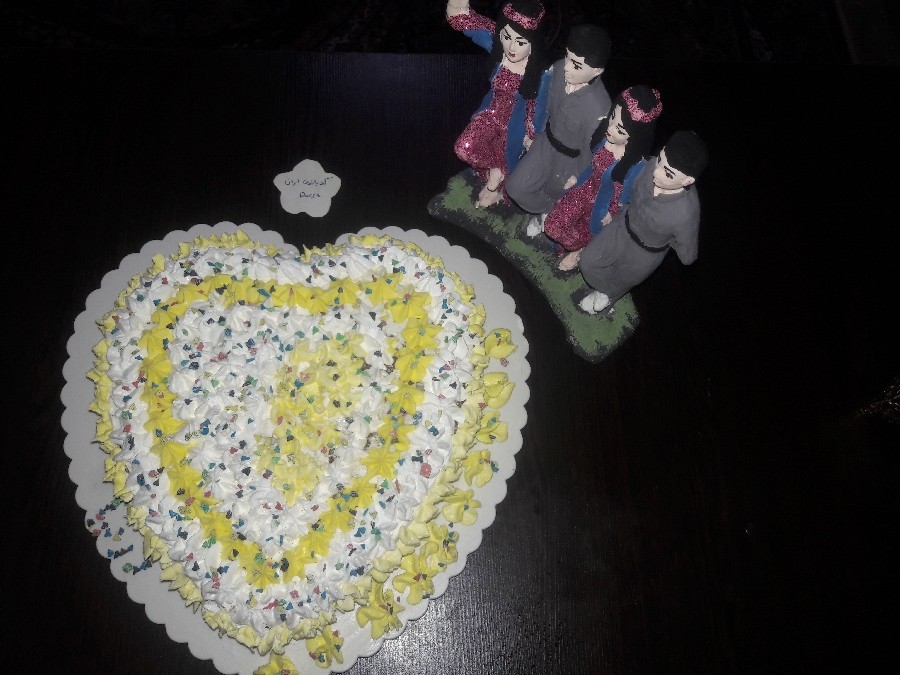 عکس کیک من با مجسمه های رقص کوردی لایک کنید عشقا