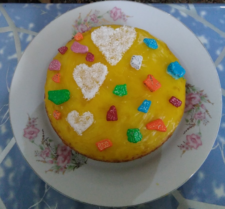 کیک اسفنجی با ژله بریلو زعفرانی