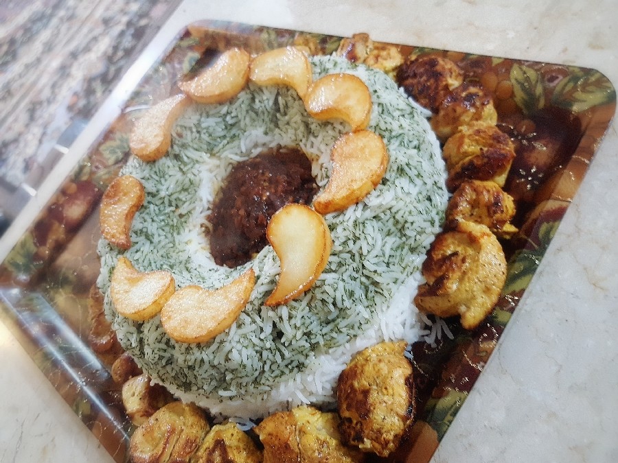 شوید پلو با فیله مرغ حلزونی وسس گوجه