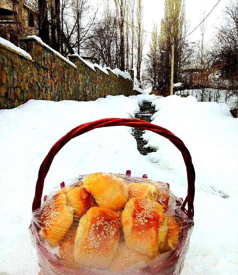 عکس شیرینی گل محمدی تو هوای سردو برفی جاتون خالی