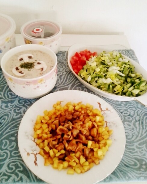 عکس سوپ شیر و خوراک مرغ وقارچ و سالاد