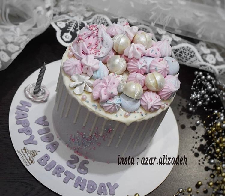 عکس کیک با تزیین شکلات و مرنگ