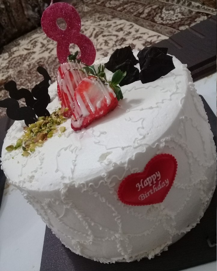 عکس کیک اسفنجی کاکائویی وساده با فیلینگ موز و گردو
کیک تولد...