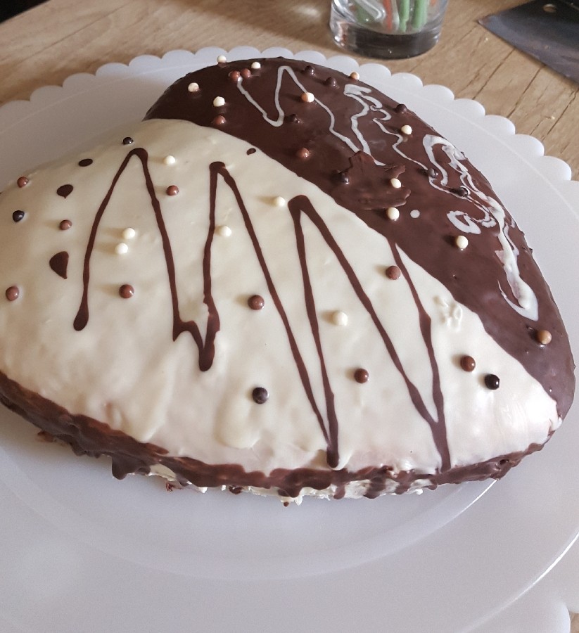 عکس کیک ساده با تزیین شکلاتی