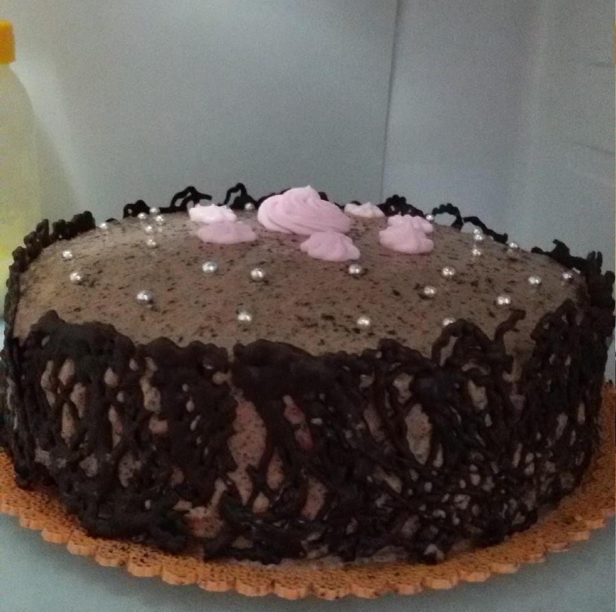 کیک اسفنجی قنادی با توری شکلاتی
