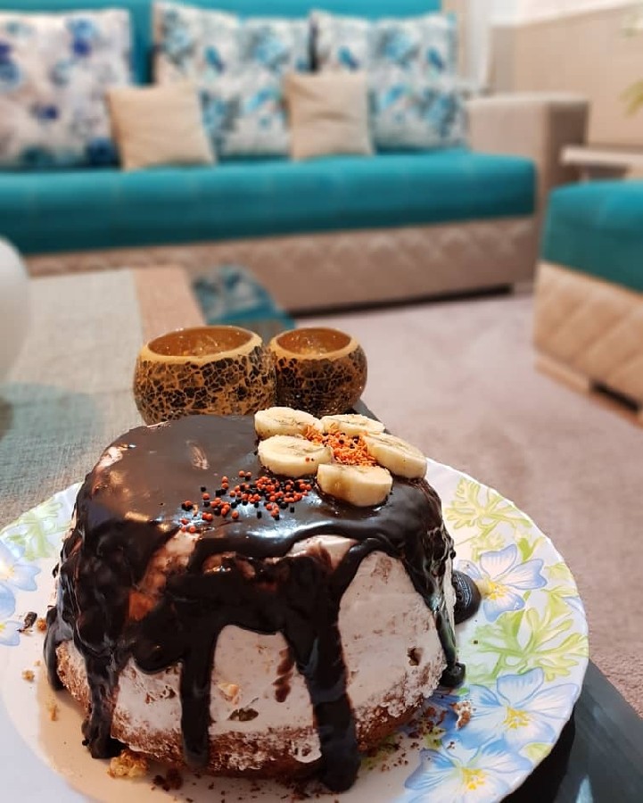 عکس یه دونه کیک ساده اسفنجی با روکش شکلات،