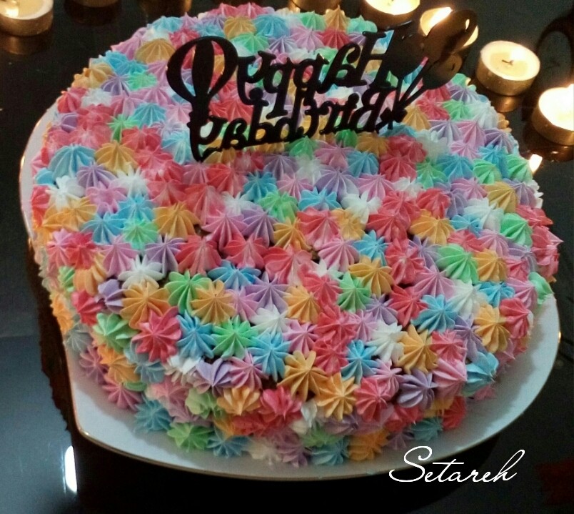 کیک اسفنجی با روکش خامه رنگی