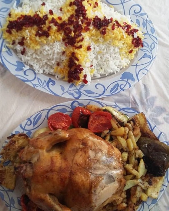 مرغ سوخاری با مخلفات و برنج زعفرانی و زرشک 