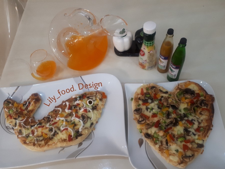 عکس پیتزا با سوسیس و خمیر خانگی 