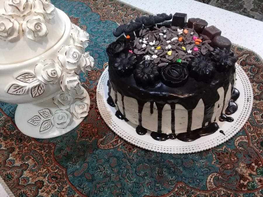 عکس کیک اسفنجی شکلاتی با فیلینگ موز و گردو