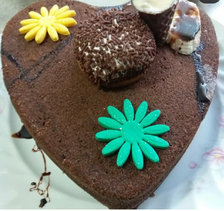 عکس کیک دو طبقه قلبی شکل 