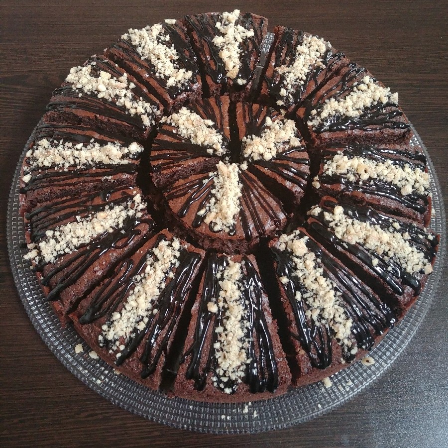عکس کیک شکلاتی گردویی با دیزاین بریلیوی شکلاتی و گردو