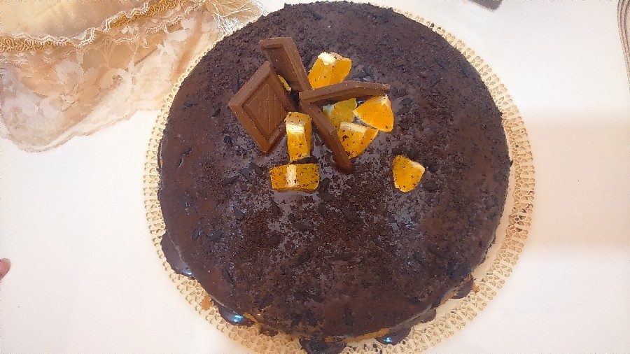 کیک ساده با روکش گاناش و شکلات فلینگ موز 