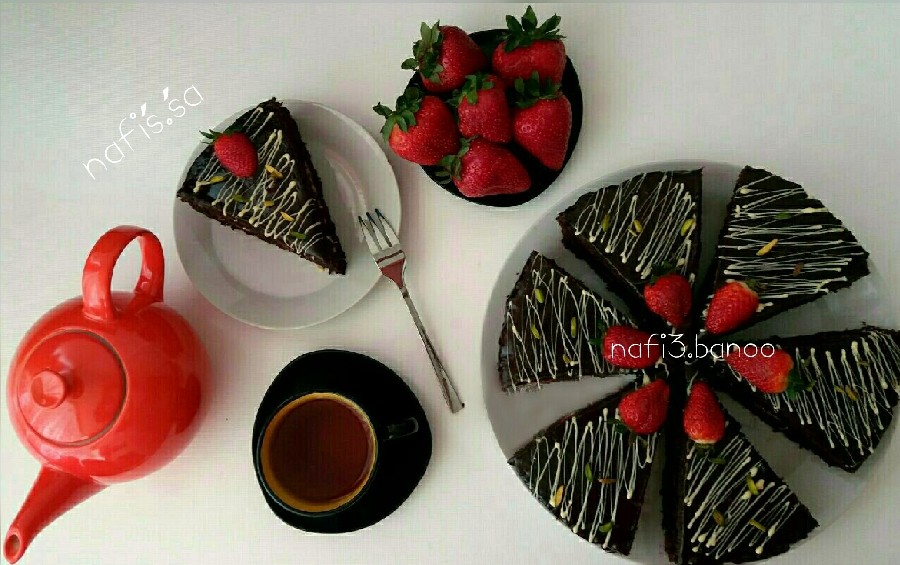 عکس کیک شکلاتی بافیلینگ گاناش و موز