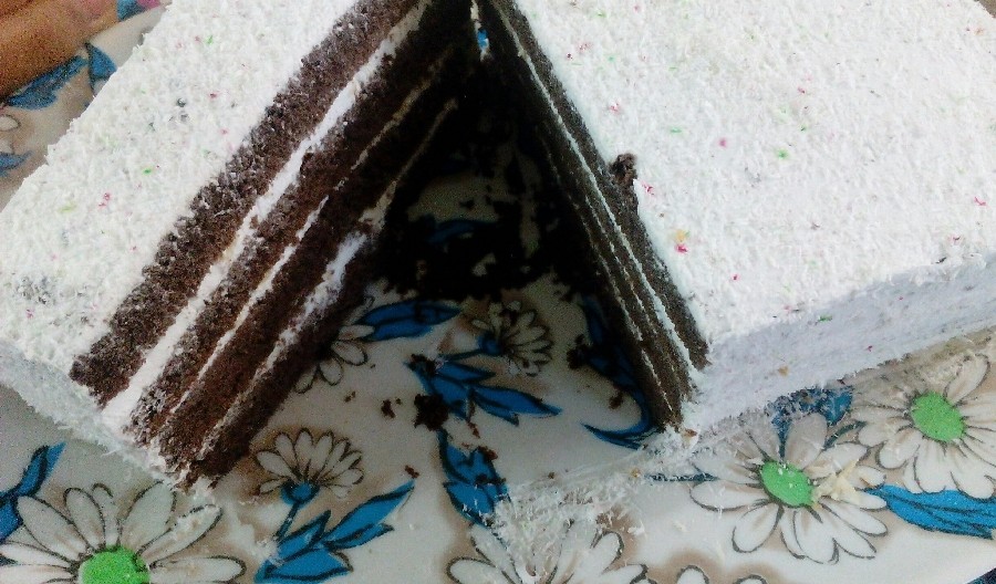 عکس کیک شکلاتی باخامه وبادام وروکش نارگیل