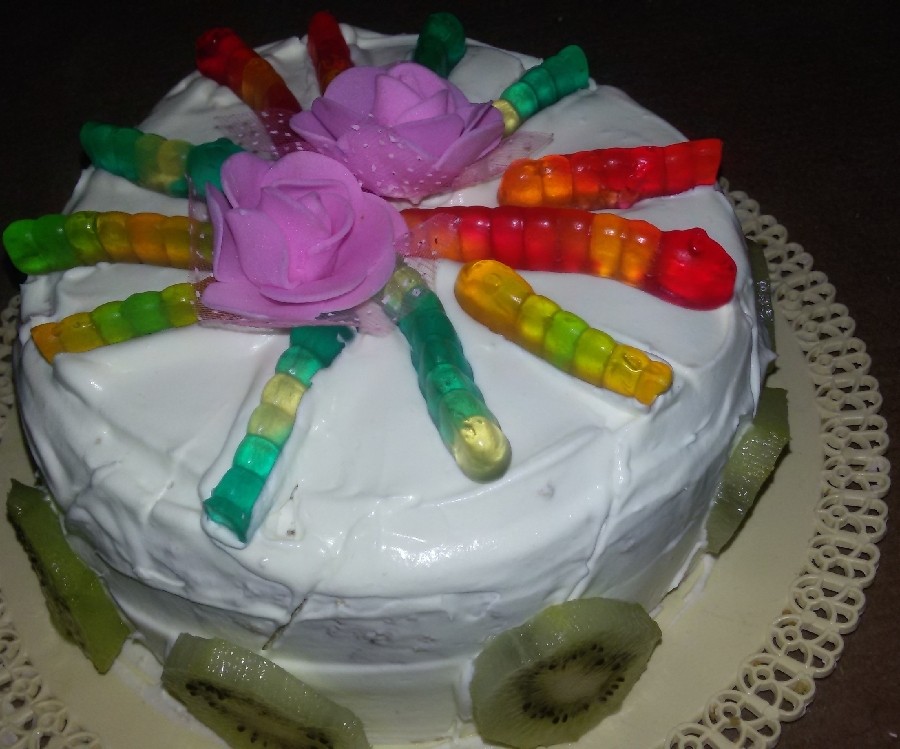 عکس کیک خامه ای بافیلینگ موز و گردو