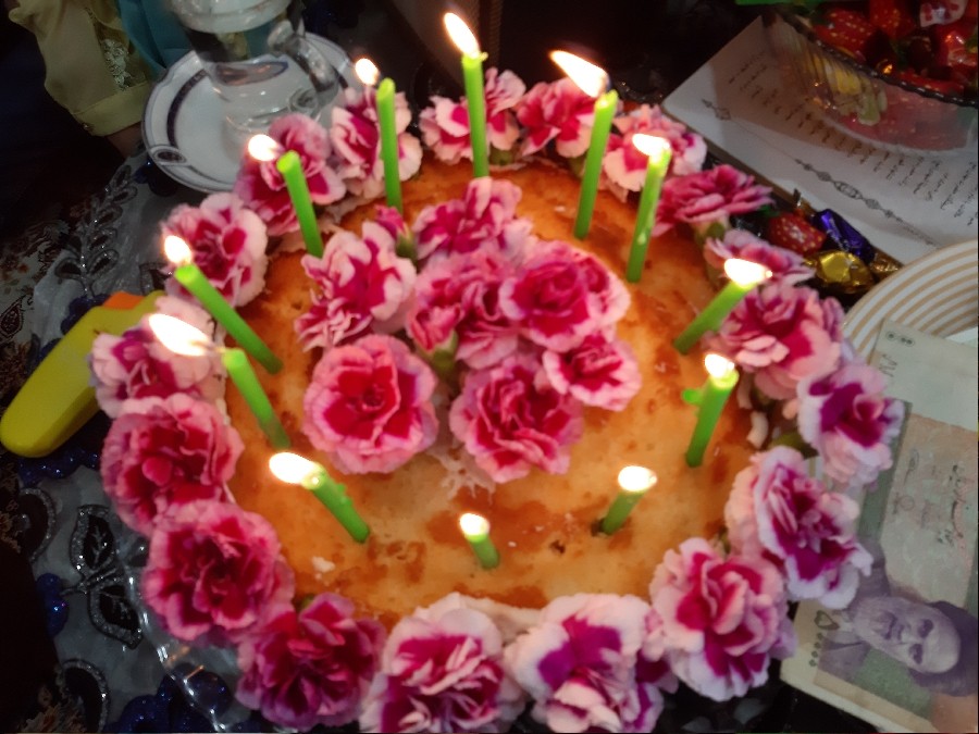 عکس کیک ساده با تزئین گل طبیعی