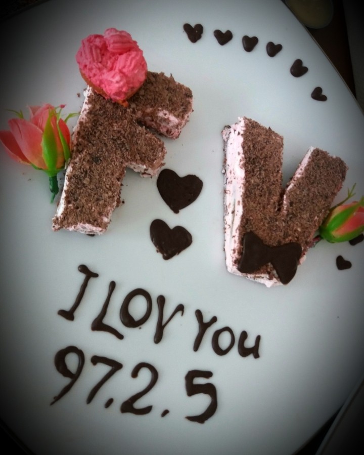 بیسکو کیک من برا اولین سالگرد ازدواجمون ...از تبریکات همه دوستان ممنونم 