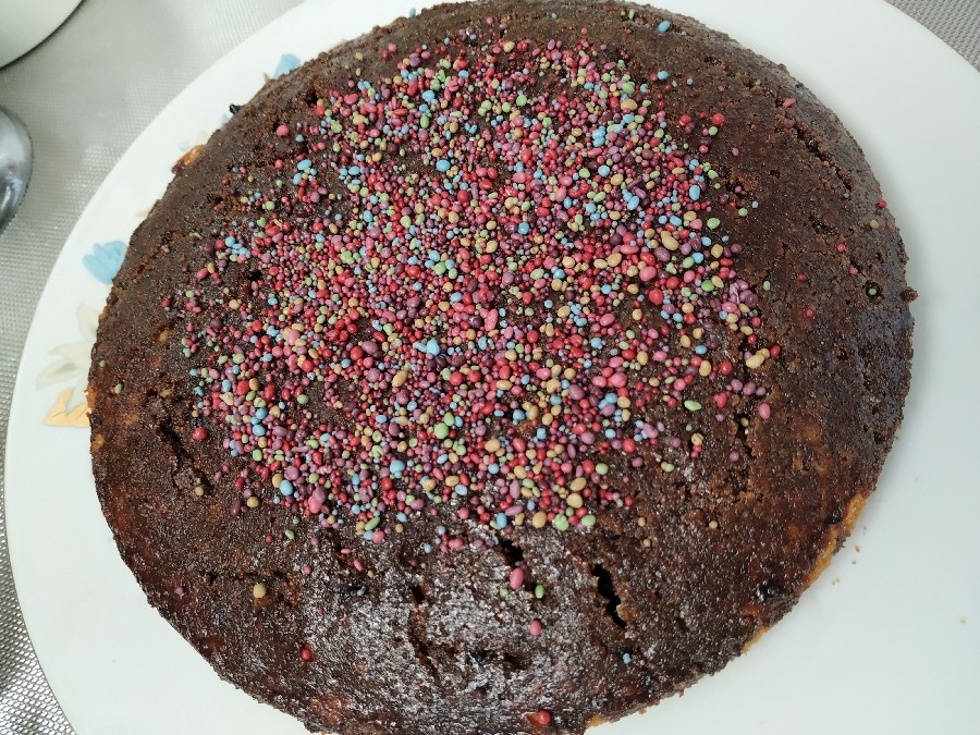 عکس کیک ساده  اسفنجی  با رویه  شکلات