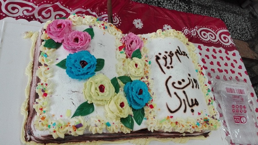 عکس کیک خامه ای با فیلینگ موز و گردو به مناسبت روز معلم