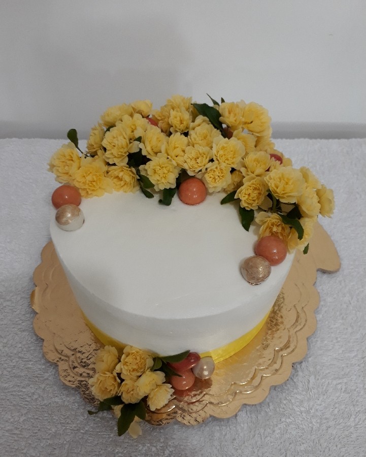 عکس کیک خامه ای با تزیین گل طبیعی و شکلات ?
