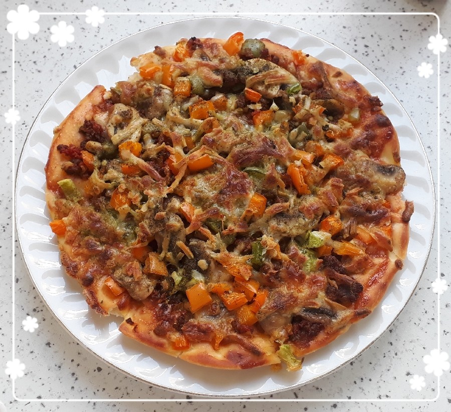 عکس پیتزا قارچ و گوشت با 
خمیر جادوئی